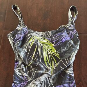 Gorgeous suit that was worn once for a swim party.  Looks brand new!

Size 12